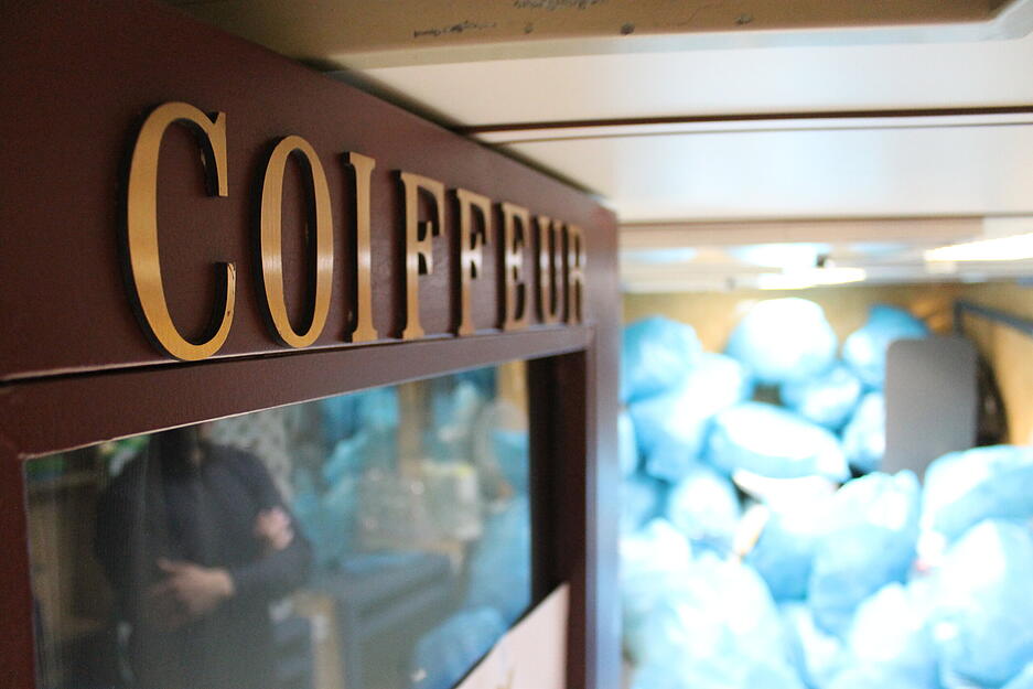 Kein Coiffeur ist mehr an Bord, dafür lagern die Putzmittel in dem Friseur-Zimmerchen, in dem man auf Kreuzfahrten einen gepflegten Haarschnitt bekommt. Kein Coiffeur ist mehr an Bord, dafür lagern die Putzmittel in dem Friseur-Zimmerchen, in dem man auf Kreuzfahrten einen gepflegten Haarschnitt bekommt.