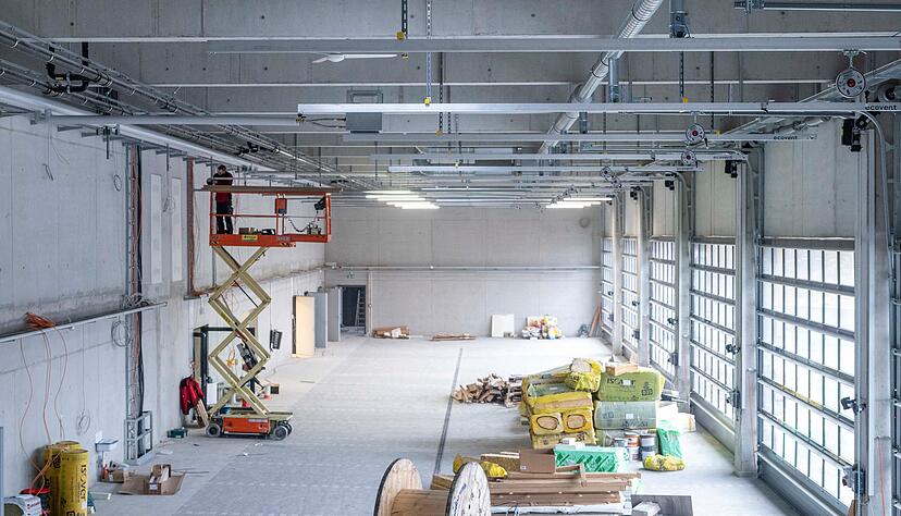 14 Stellplätze bietet die Fahrzeughalle für die Einsatzwagen und Abrollbehälter. Die Dimension ist riesig mit 82 Metern länge, 23 Metern tiefe und acht Metern Höhe. 14 Stellplätze bietet die Fahrzeughalle für die Einsatzwagen und Abrollbehälter. Die Dimension ist riesig mit 82 Metern länge, 23 Metern tiefe und acht Metern Höhe.