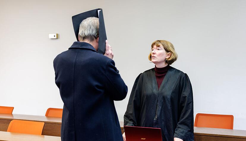 Anw&auml;ltin Julia Weinmann gab zu Prozessbeginn eine Erkl&auml;rung f&uuml;r ihren Mandanten ab.
