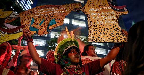 Seit einem Monat protestieren Ureinwohner gegen die Ausbaggerung der Amazonas-Fl&uuml;sse.