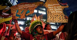 Seit einem Monat protestieren Ureinwohner gegen die Ausbaggerung der Amazonas-Fl&uuml;sse.