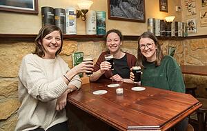 Eva Höllmüller (von links), Lisa Link und Jana Reichert treffen sich seit Jahren im Irish Pub.