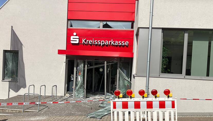 In der Kreissparkasse in Schwaigern sprengten Unbekannte den Geldautomaten. In der Kreissparkasse in Schwaigern sprengten Unbekannte den Geldautomaten.