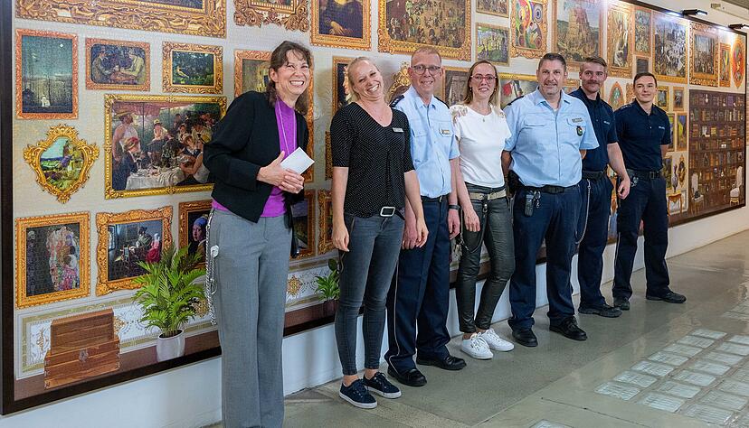 Stefanie H&ouml;rter, stellvertretende Leiterin der JVA, mit ihrem Team, die sich am 54.000-Teile-Puzzle beteiligt haben.