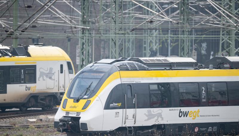 Ein Regionalzug des privaten Bahnbetreibers Abellio f&auml;hrt vor dem Stuttgarter Hauptbahnhof.