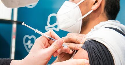 Ein Mann wird bei einer Impfaktion gegen Corona geimpft. Ein Mann wird bei einer Impfaktion gegen Corona geimpft.