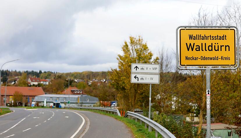 Ein mutmaßlicher Serientäter soll im baden-württembergischen Walldürn eine junge Frau mehrere Tage lang festgehalten und vergewaltigt haben.