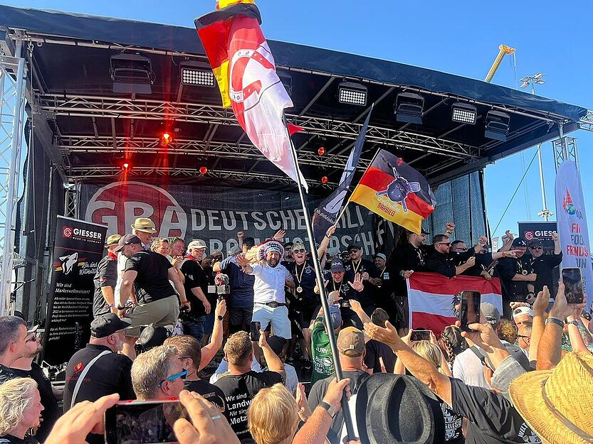 Gute Stimmung herrschte nicht nur an den Grills, sondern auch auf und vor der B&uuml;hne.