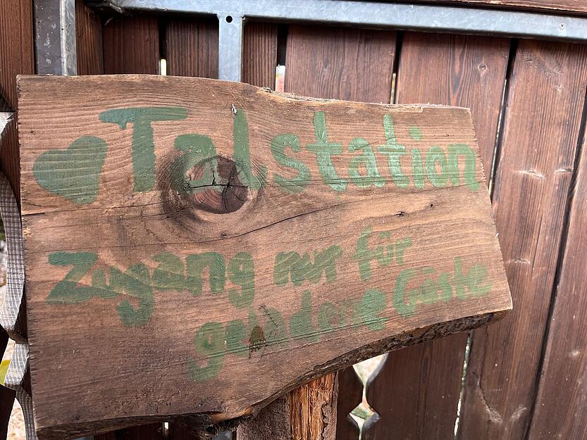 Die "Talstation" können Gäste vorab reservieren um unter sich zu bleiben. Die Hütte hat für bis zu 30 Personen Platz. Die "Talstation" können Gäste vorab reservieren um unter sich zu bleiben. Die Hütte hat für bis zu 30 Personen Platz.