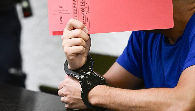 Der angeklagte Sprachsch&uuml;ler will sich erst sp&auml;ter zu den Mordvorw&uuml;rfen &auml;u&szlig;ern.