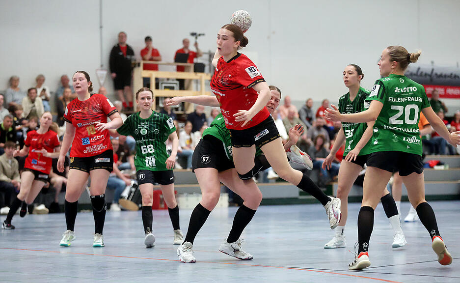 Handball 3. Liga Frauen, SG Schozach-Bottwartal gegen TSG Friesenheim, Aylin Bornhardt beim Sprungwurf.
