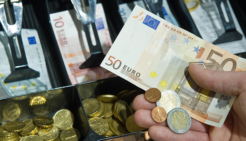 Das Vertrauen der Deutschen in Banknoten ist ungebrochen - aller Bemühungen von Kreditkartenfirmen und Banken zum Trotz, Plastikgeld populärer zu machen. Ob beim Bäcker, an der Tankstelle oder im Supermarkt: Die meisten Einkäufe zahlen Deutschlands Verbraucher immer noch bar. Foto: dpa Das Vertrauen der Deutschen in Banknoten ist ungebrochen - aller Bemühungen von Kreditkartenfirmen und Banken zum Trotz, Plastikgeld populärer zu machen. Ob beim Bäcker, an der Tankstelle oder im Supermarkt: Die meisten Einkäufe zahlen Deutschlands Verbraucher immer noch bar. Foto: dpa