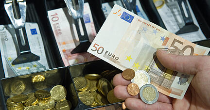 Das Vertrauen der Deutschen in Banknoten ist ungebrochen - aller Bemühungen von Kreditkartenfirmen und Banken zum Trotz, Plastikgeld populärer zu machen. Ob beim Bäcker, an der Tankstelle oder im Supermarkt: Die meisten Einkäufe zahlen Deutschlands Verbraucher immer noch bar. Foto: dpa