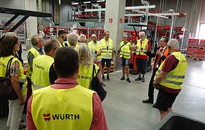 Dirk Antrack f&uuml;hrt die Gruppe durch das Vertriebszentrum vom Wareneingang bis zum Versand.