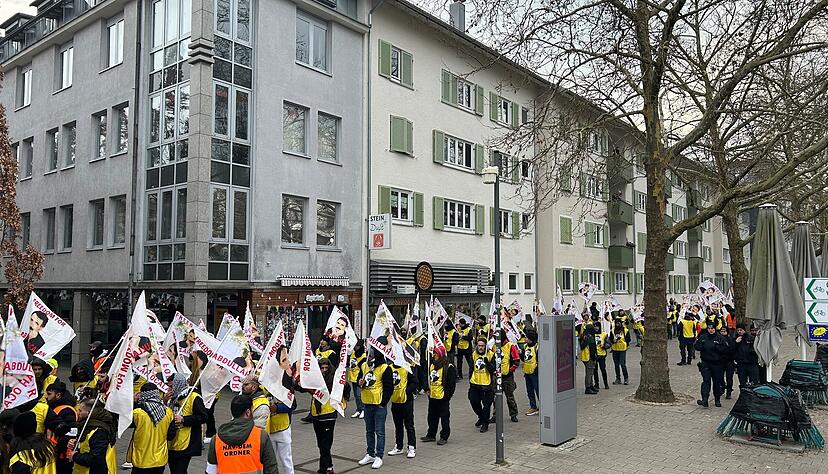 Der Kurden-Protestmarsch hier in der Unteren Neckarstraße. Der Kurden-Protestmarsch hier in der Unteren Neckarstraße.