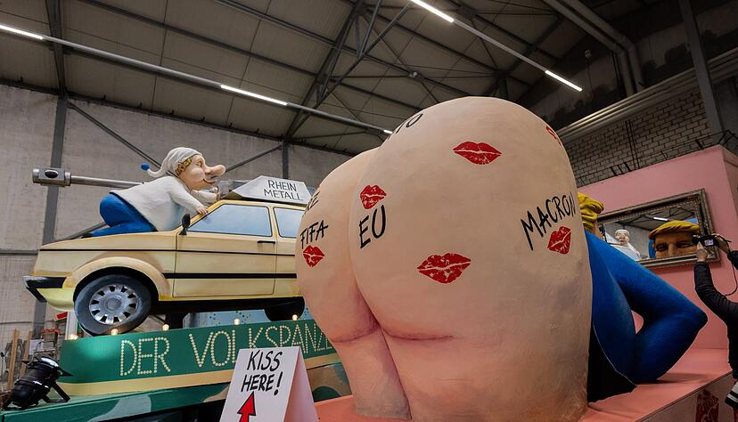 Ein Wagen des K&ouml;lner Rosenmontagszugs zeigt US-Pr&auml;sident Donald Trump mit entbl&ouml;&szlig;tem Hinterteil, darauf sind Kussm&uuml;nder unter anderem von der Nato und der Fifa zu sehen.