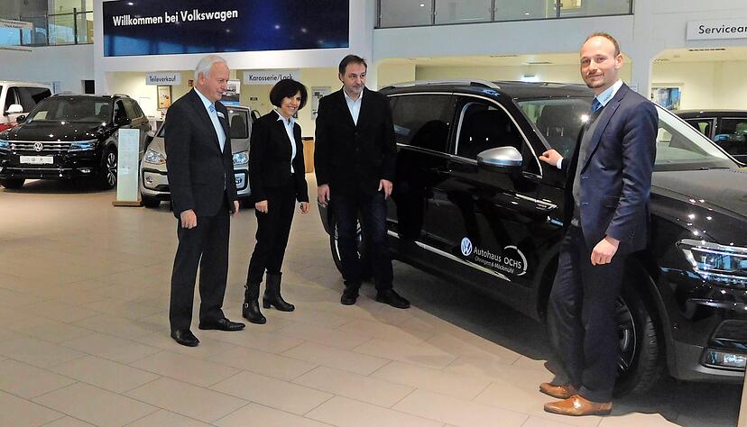 Thomas und Waltraud Härterich (links) und Sohn Lutz Härterich übernehmen das VW-Autohaus Ochs von Martin Häußermann (Mitte). Foto: Manfred Stockburger Thomas und Waltraud Härterich (links) und Sohn Lutz Härterich übernehmen das VW-Autohaus Ochs von Martin Häußermann (Mitte). Foto: Manfred Stockburger