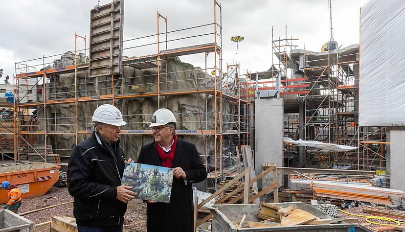 Architekt Charles Botta (l) und Inhaber Roland Mack stehen auf einer Baustelle im Europa-Park. Architekt Charles Botta (l) und Inhaber Roland Mack stehen auf einer Baustelle im Europa-Park.