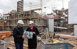 Architekt Charles Botta (l) und Inhaber Roland Mack stehen auf einer Baustelle im Europa-Park. Architekt Charles Botta (l) und Inhaber Roland Mack stehen auf einer Baustelle im Europa-Park.