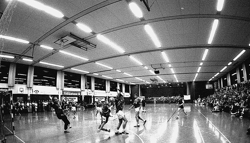750 Zuschauer verfolgten am 25. September 1993 den ersten Sieg des TSB in der 2. Bundesliga mit 25:21 gegen den EHV Aue. Thomas Murrweiss (links, beim Wurf) erzielte dabei drei Treffer.
Fotos: Archiv/Kr&uuml;ger