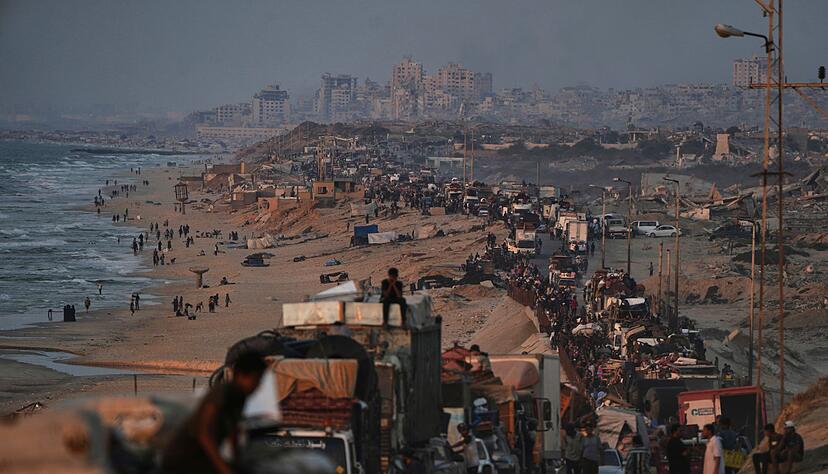 Es gibt im Gazastreifen nur zwei gr&ouml;&szlig;ere Stra&szlig;en vom Norden in den S&uuml;den. Nur eine hat die israelische Armee f&uuml;r Fl&uuml;chtlinge aus der Stadt Gaza ge&ouml;ffnet, die Al-Raschid-Stra&szlig;e an der K&uuml;ste entlang. Auf ihr staut sich alles, was irgendwie noch fahren oder laufen kann: v&ouml;llig &uuml;berladene Transporter, meterhoch mit Matratzen bepackte schrottreife Autos, Eselskarren und Fu&szlig;g&auml;nger mit Handwagen. (Archivbild)