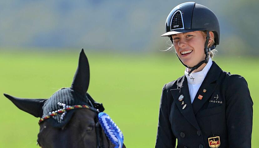 Fritz schaut frech wie Oskar: Kaderdressurreiterin Ann-Kathrin Lindner hat mit Sunfire, gerufen Fritz, im September bei U?25-Prüfungen in Balve gewonnen. Auf dem Schafhof in Kronberg soll es am Samstag und Sonntag nicht anders sein.
Foto: Archiv/dpa