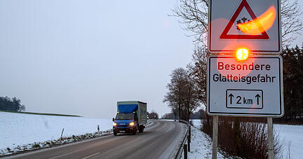Ein Straßenschild warnt mit einer Blinkleuchte vor Glatteis. Für Montagnachmittag wird in Baden-Württember vor Eisregen gewarnt.