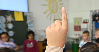 Seit Jahren beklagen Schulen, dass sie zu wenige Lehrer haben. Es könnten 1440 Lehrer mehr unterrichten. Seit Jahren beklagen Schulen, dass sie zu wenige Lehrer haben. Es könnten 1440 Lehrer mehr unterrichten.
