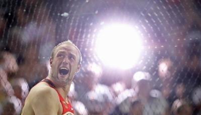 Robert Harting realisiert, dass er den Polen Malachowski noch &uuml;bertroffen hat.