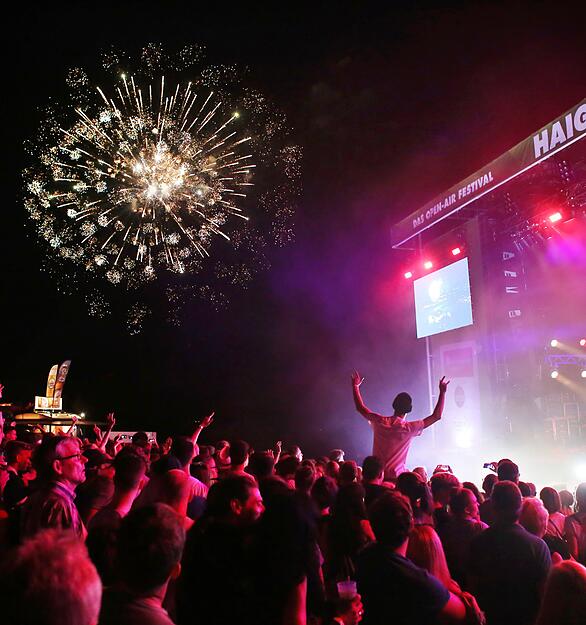 21.07.2018: Besondere Momente für die Fans: Ein Feuerwerk, das synchron zur Musik von Crazy Zoo konzipiert wurde, erhellt zum Auftakt des Festivals auf dem Haigern den Nachthimmel. 700 Raketen schießen zu drei Songs in die Höhe. 21.07.2018: Besondere Momente für die Fans: Ein Feuerwerk, das synchron zur Musik von Crazy Zoo konzipiert wurde, erhellt zum Auftakt des Festivals auf dem Haigern den Nachthimmel. 700 Raketen schießen zu drei Songs in die Höhe.