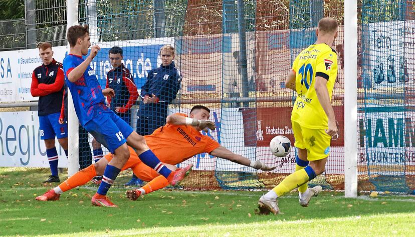 Der Stuttgarter Dreh- und Angelpunkt Kevin Dicklhuber (rechts) erzielt das 4:1 für die Kickers. Der Kapitän traf beim 5:1 gegen Hollenbach drei Mal.
Foto: Marc Schmerbeck
