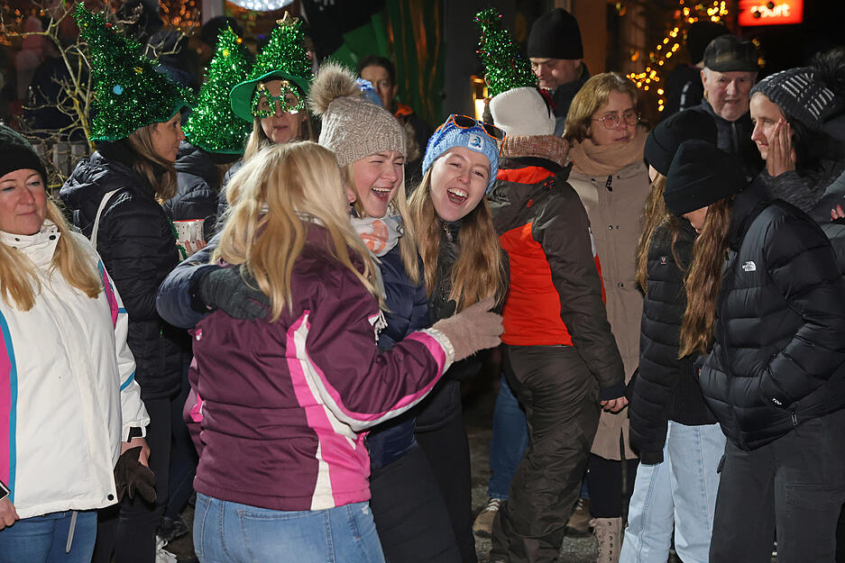 Christbaumschmiss in Kochert&uuml;rn: Wenn der Baum &uuml;ber f&uuml;nf Meter weit fliegt
