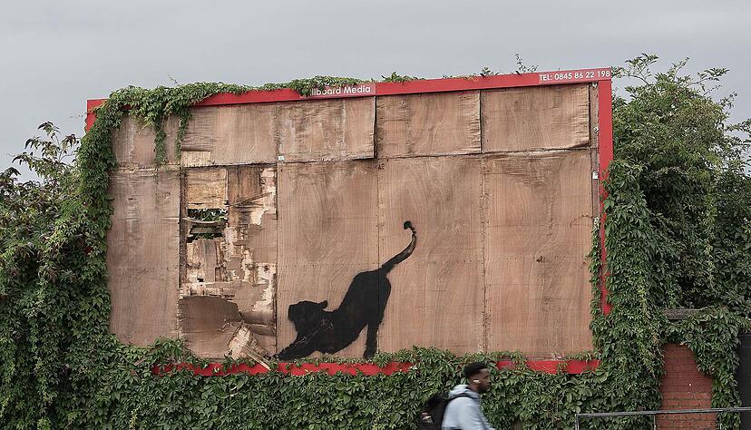 Dieses undatierte von Banksy zur Verf&uuml;gung gestellte Foto zeigt das j&uuml;ngste Kunstwerk der neuen Tiermotiv-Kollektion des schwer fassbaren Stra&szlig;enk&uuml;nstlers. Das Motiv befindet sich in Cricklewood, im Nordwesten Londons, und zeigt eine gro&szlig;e Katze mit einem nach oben gerichteten Schwanz, die ihren K&ouml;rper auszustrecken scheint.
