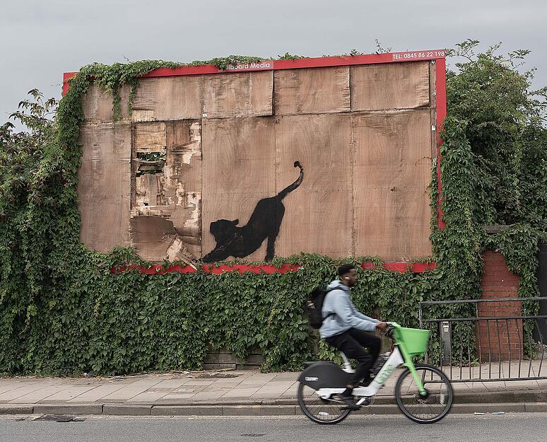 Dieses undatierte von Banksy zur Verf&uuml;gung gestellte Foto zeigt das j&uuml;ngste Kunstwerk der neuen Tiermotiv-Kollektion des schwer fassbaren Stra&szlig;enk&uuml;nstlers. Das Motiv befindet sich in Cricklewood, im Nordwesten Londons, und zeigt eine gro&szlig;e Katze mit einem nach oben gerichteten Schwanz, die ihren K&ouml;rper auszustrecken scheint.