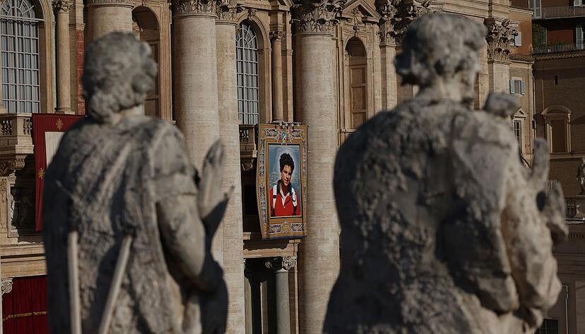 Am Petersdom hängt ein überlebensgroßes Bild des neuen Heiligen. Am Petersdom hängt ein überlebensgroßes Bild des neuen Heiligen.