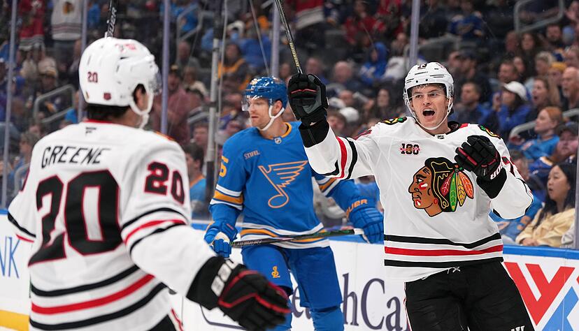 Lukas Reichel (r) erzielte vor wenigen Tagen erstmals zwei Tore in einem NHL-Spiel. (Archivbild) Lukas Reichel (r) erzielte vor wenigen Tagen erstmals zwei Tore in einem NHL-Spiel. (Archivbild)