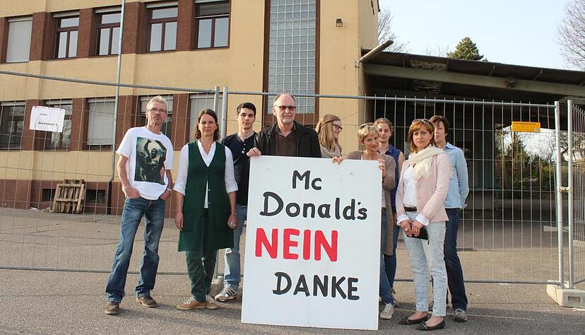 Brackenheim: Teilnehmer der Initiative "B&uuml;rger gegen Burger" v.l. J&uuml;rgen Matthies, Petra Auchter, Luca Matthies, Eberhard Eisenbei&szlig;, Pia Neumann, Angela Seeg, Lenia R&ouml;mer, Edith Reuss und Beate Eisenbei&szlig;-Wittich.