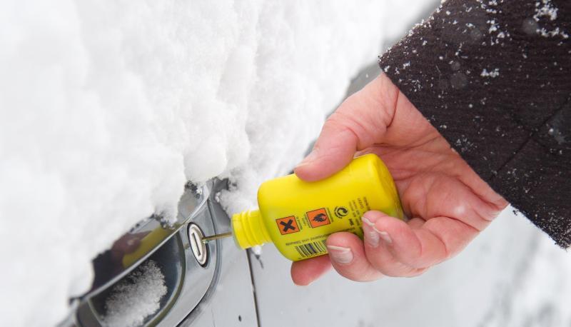 Um ein zugefrorenes Schloss wieder gangbar zu machen, eignen sich spezielle Enteisermittel am besten.