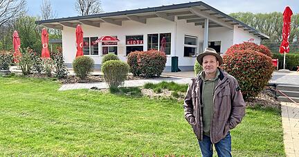 Noch ist er ganz entspannt: Frank von Olnhausen, neuer Kioskpächter im Gemminger Freibad, richtet derzeit alles her, damit er mit seinem Angebot am 1. Mai starten kann.
Fotos: Ulrike Plapp-Schirmer
