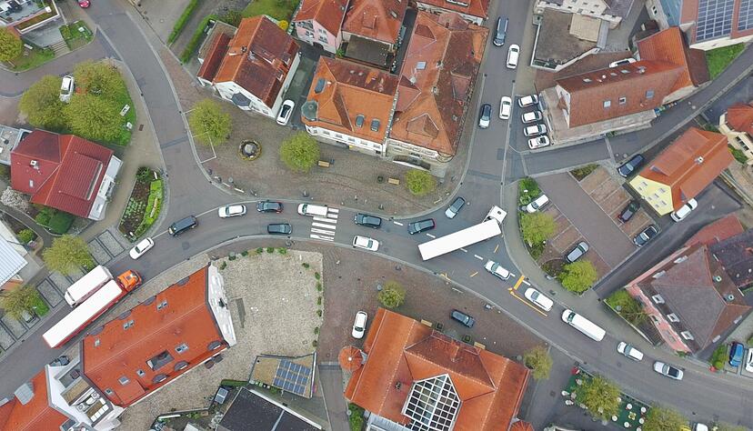 W&auml;hrend des Berufsverkehrs schieben sich Blechlawinen durch Kupferzell. An der Kreuzung vor dem Rathaus treffen sie aufeinander.