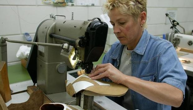 Produktion von Sioux-Schuhen: Altgläubiger haben auf ihre Forderungen verzichtet und damit den Weg für die Rettung des Unternehmens freigemacht. Produktion von Sioux-Schuhen: Altgläubiger haben auf ihre Forderungen verzichtet und damit den Weg für die Rettung des Unternehmens freigemacht.