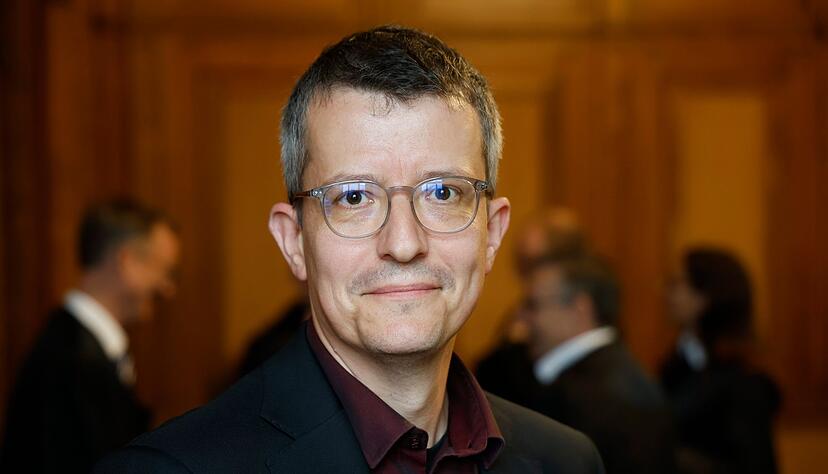 Der Referent der Verbraucherzentrale, Henning Fischer, spricht anlässlich der Klage von juristischem Neuland.