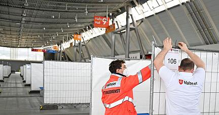 Die Vorbereitungen f&uuml;r die Unterbringung von Fl&uuml;chtlingen laufen &minus; hier in einer Halle in der Messe Stuttgart. Wann wie viele ankommen, ist unklar.
Foto: dpa