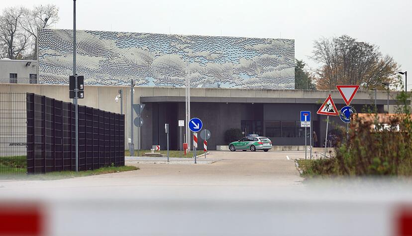 Seit Wochen gibt es Vorwürfe gegen Mitarbeiter im bayerischen Justizvollzug. Die Zahl der Beschuldigten stieg nun auf 17. (Symbolbild) Seit Wochen gibt es Vorwürfe gegen Mitarbeiter im bayerischen Justizvollzug. Die Zahl der Beschuldigten stieg nun auf 17. (Symbolbild)