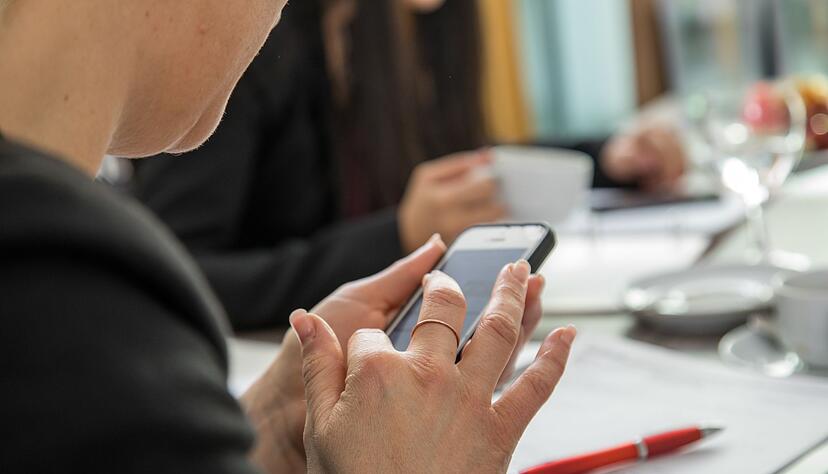 Per SMS zum Dienst eingeteilt? Über kurzfristige Änderungen am Dienstplan muss der Arbeitgeber in geeigneter Form informieren.