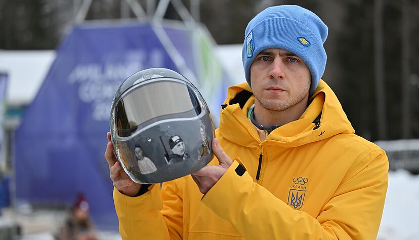 Wladislaw Heraskewytsch aus der Ukraine zeigt seinen Helm. Darauf sind Bilder von im Krieg get&ouml;teten Sportkollegen zu sehen. Vom olympischen Skeleton-Wettbewerb ist er ausgeschlossen worden.