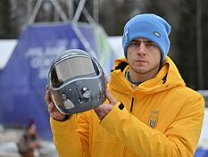 Wladislaw Heraskewytsch aus der Ukraine zeigt seinen Helm. Darauf sind Bilder von im Krieg get&ouml;teten Sportkollegen zu sehen. Vom olympischen Skeleton-Wettbewerb ist er ausgeschlossen worden.