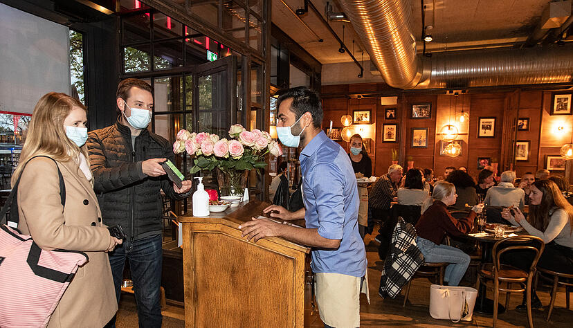Nicht überall geht es bei Einlasskontrollen so verständnisvoll zu wie hier bei der Osteria im Heilbronner Marrahaus mit Manager Shehman Islam und dem frisch verheirateten Ehepaar Mae-Nele und Ronny Jähnichen aus Schwaigern. Foto: Andreas Veigel Nicht überall geht es bei Einlasskontrollen so verständnisvoll zu wie hier bei der Osteria im Heilbronner Marrahaus mit Manager Shehman Islam und dem frisch verheirateten Ehepaar Mae-Nele und Ronny Jähnichen aus Schwaigern. Foto: Andreas Veigel