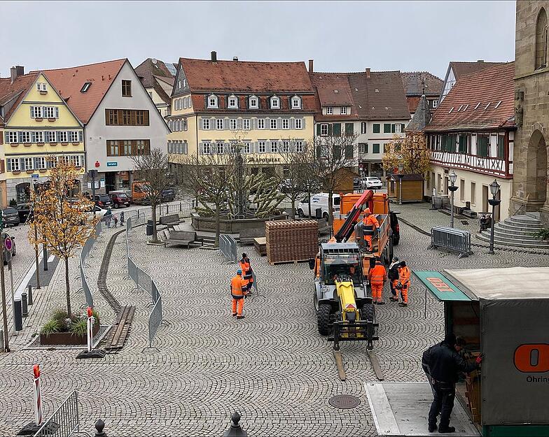 Die Gleise für die Dampfeisenbahn liegen bereits. Nachdem die Böden für die Hütten abgeladen werden, folgt die große Gastronomie-Hütte, die vor der Kirche stehen wird.