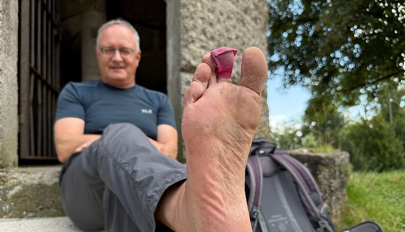 Stoch hatte eine Wette verloren und ist von Heidenheim nach Ulm barfuß gewandert.